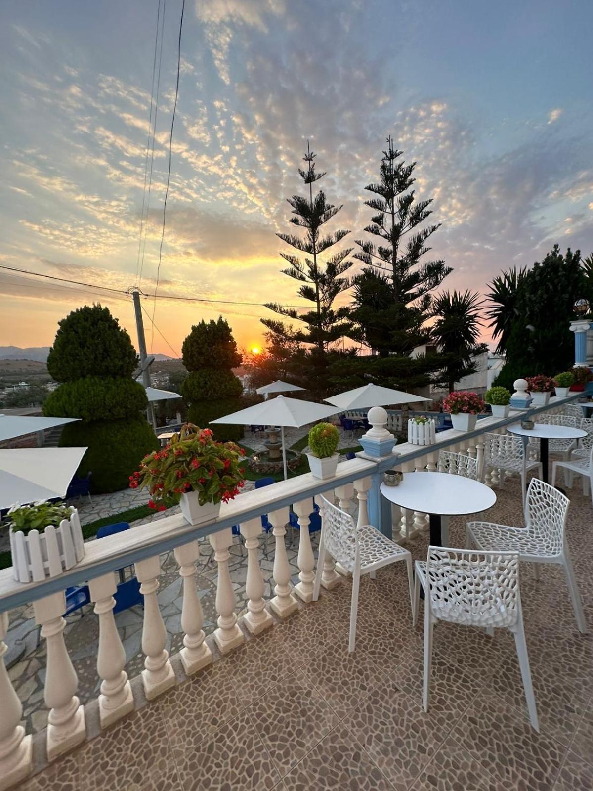Esmeralda Hotel & Restaurant Ксамил Екстериор снимка